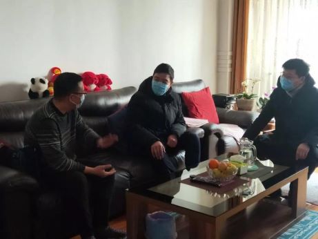 【馳援故事】我們是你們的堅強后盾！錦州市中心醫(yī)院領導慰問一線醫(yī)務人員家屬（內附 致奔赴湖北醫(yī)療隊醫(yī)務工作者家屬的慰問信）