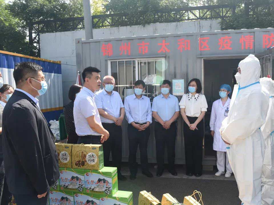 市衛(wèi)健委領導看望慰問我院高速西口核酸采樣點醫(yī)務人員
