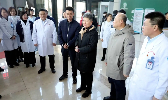 市政協(xié)主席于鵬走訪慰問(wèn)我院醫(yī)護(hù)人員