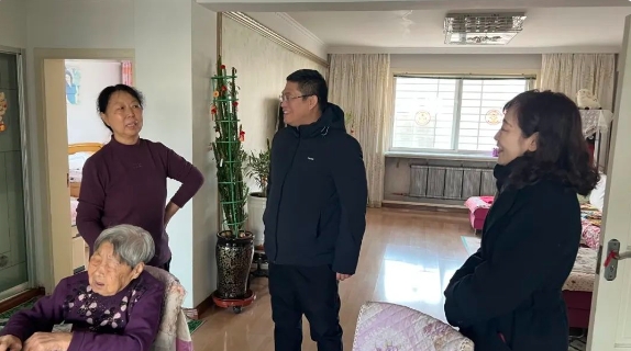 走訪慰問(wèn)｜前行不忘躬耕者 歲寒情深傳黨恩——錦州市中心醫(yī)院開(kāi)展春節(jié)走訪慰問(wèn)活動(dòng)
