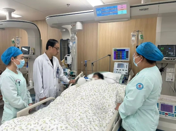 學(xué)科專欄|突發(fā)頭痛不可輕視 切除腫瘤解決病痛——我院神經(jīng)外科腦血管病亞?？祈樌瓿梢焕覀?cè)顳枕入路顱內(nèi)占位切除術(shù)